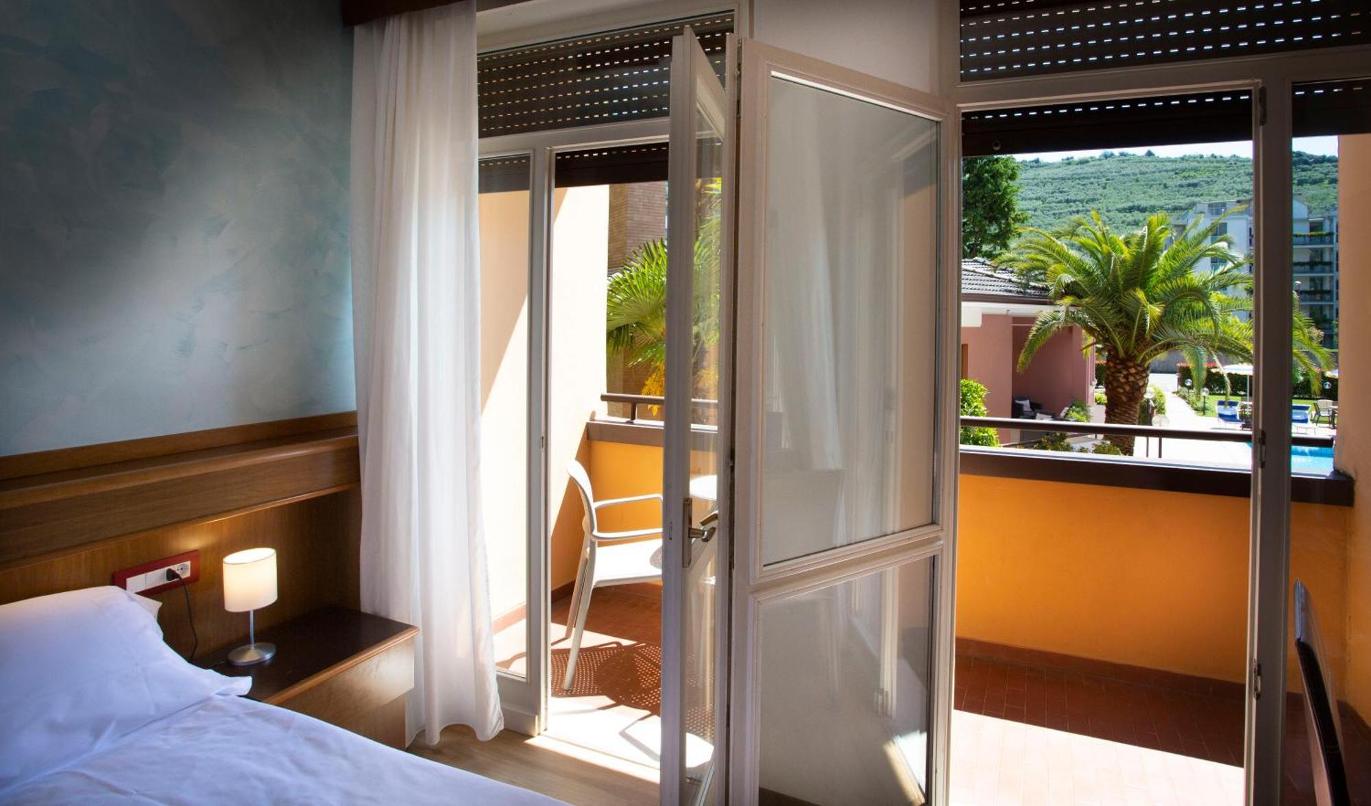 Sunlake Hotel Riva del Garda Exterior photo